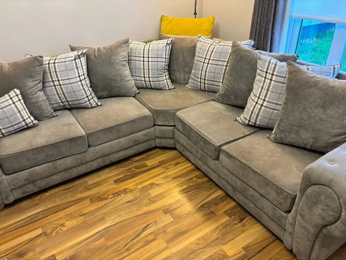 L-Shaped Corner Sofa – €500 - Image 4