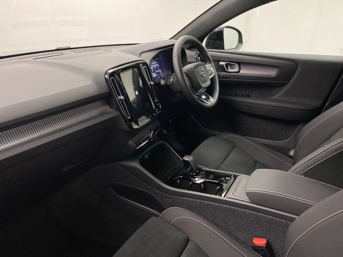 Volvo EC40 Plus Extended Range in Onyx Black - Image 2