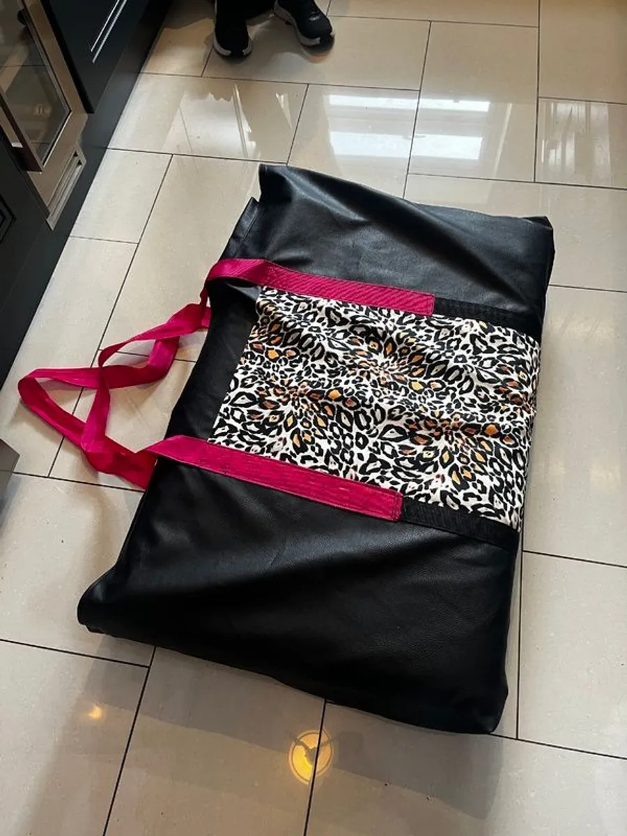Massage Table and Carrying Bag - Image 1