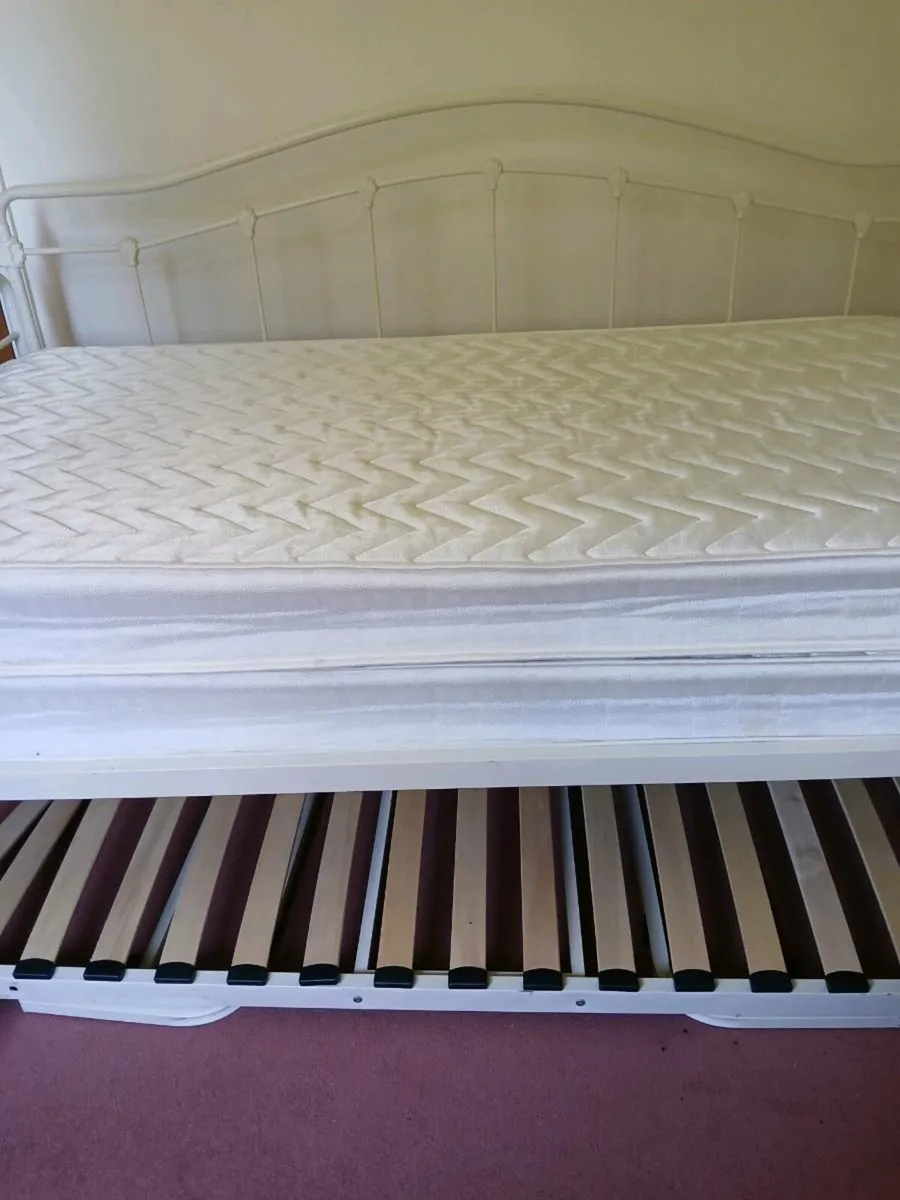 Day bed - Image 1