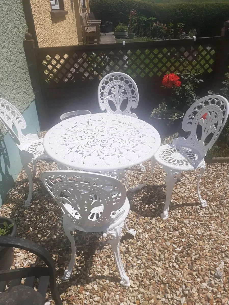 White cast aluminium table and 4 chairs - Image 1