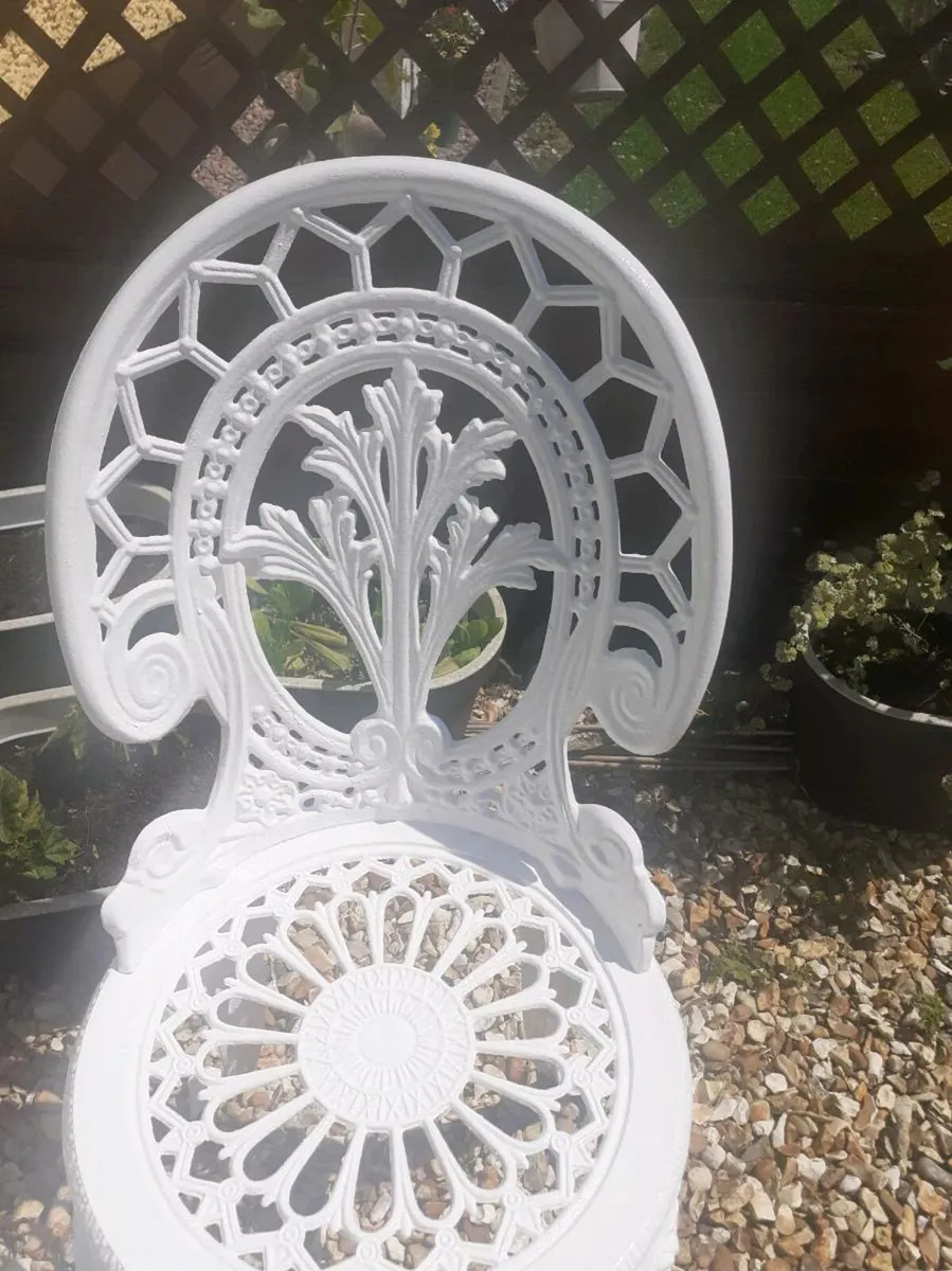White cast aluminium table and 4 chairs - Image 2