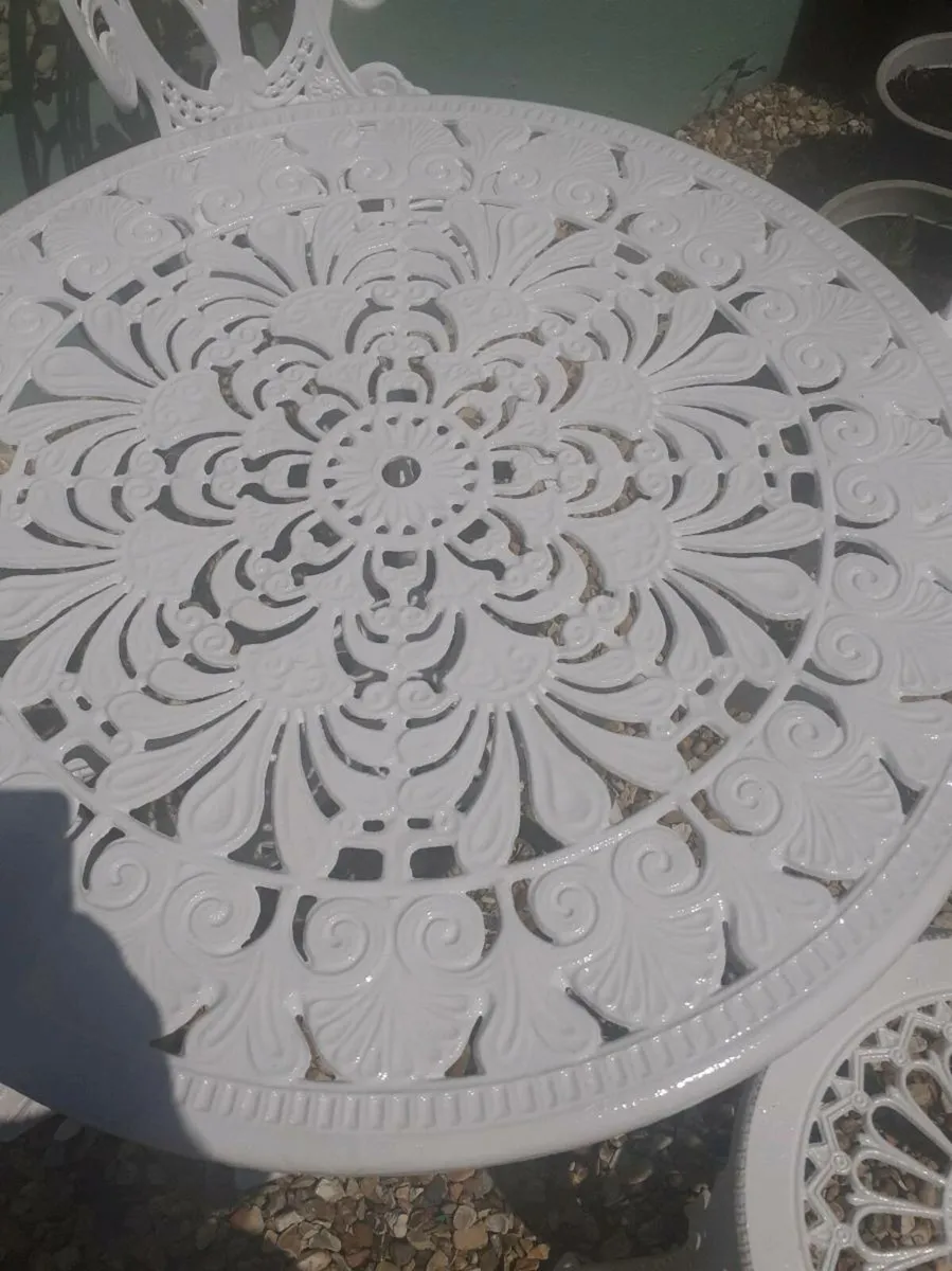 White cast aluminium table and 4 chairs - Image 3