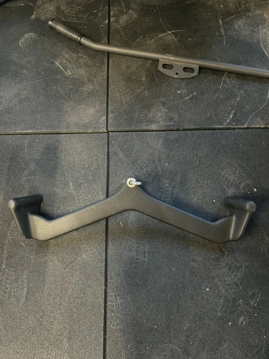 Lat pulldown bar - Image 1