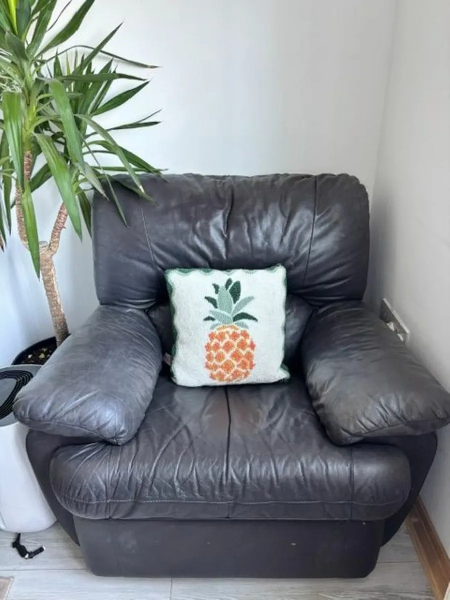 Leather reclining suite. - Image 3