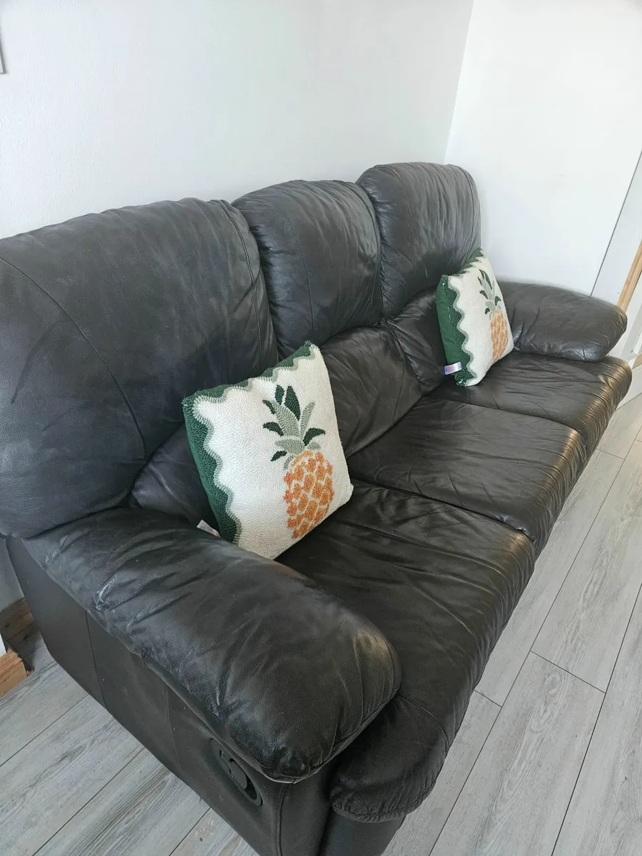 Leather reclining suite. - Image 4