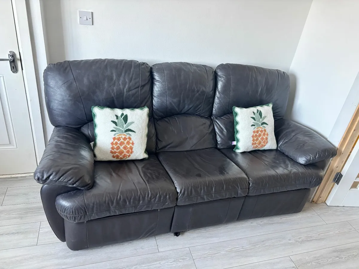 Leather reclining suite. - Image 1