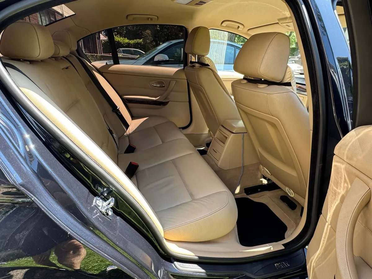 BMW 318i Saloon Petrol Black, Automatic - Image 2