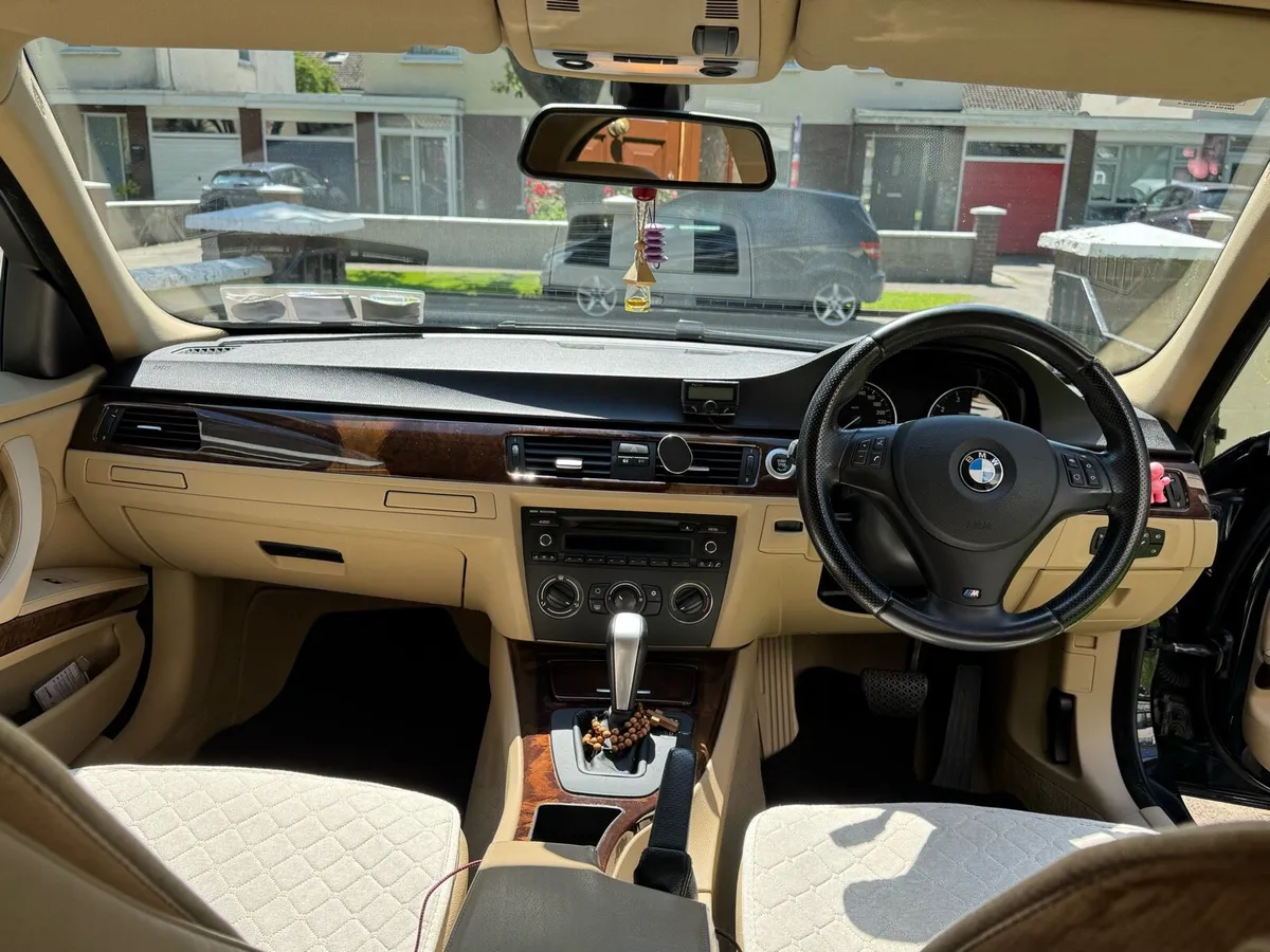 BMW 318i Saloon Petrol Black, Automatic - Image 3