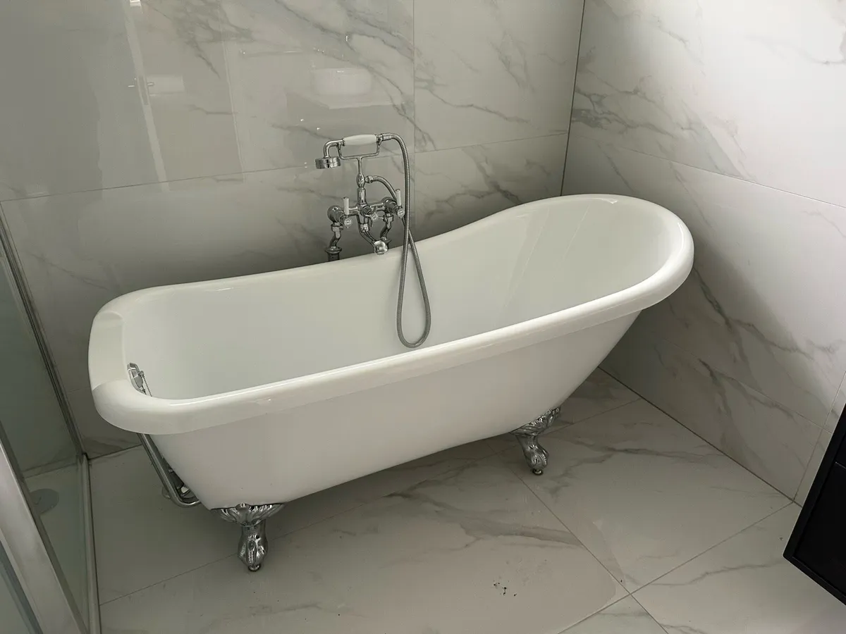 Freestanding Roll-Top Slipper Bath - €600