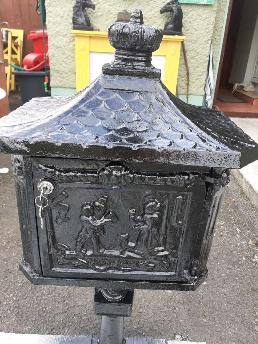 Black cast iron free standing post box - Image 1