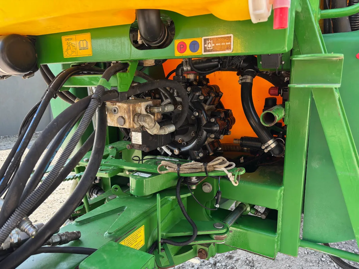 John Deere M732i- Trailed Sprayer - Image 4