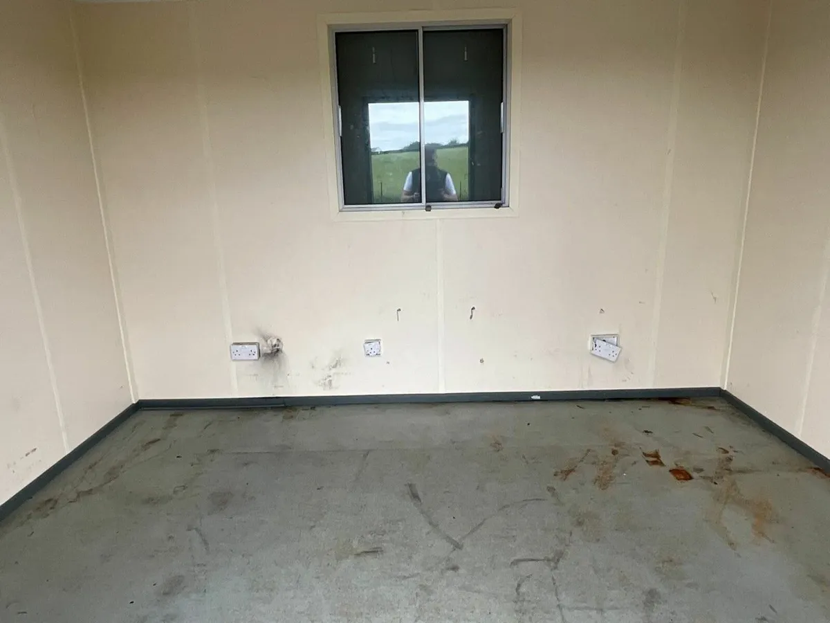 APPROX. 12ft x 8ft ANTI VANDAL SITE HUT - Image 2