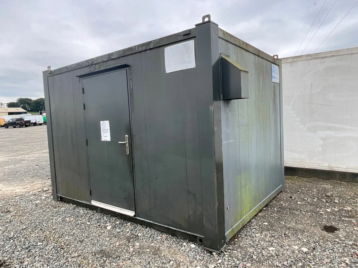 APPROX. 12ft x 8ft ANTI VANDAL SITE HUT - Image 1