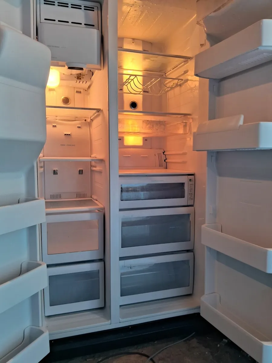 SAMSUNG AMERICAN FRIDGE AND FREEZER - Image 2