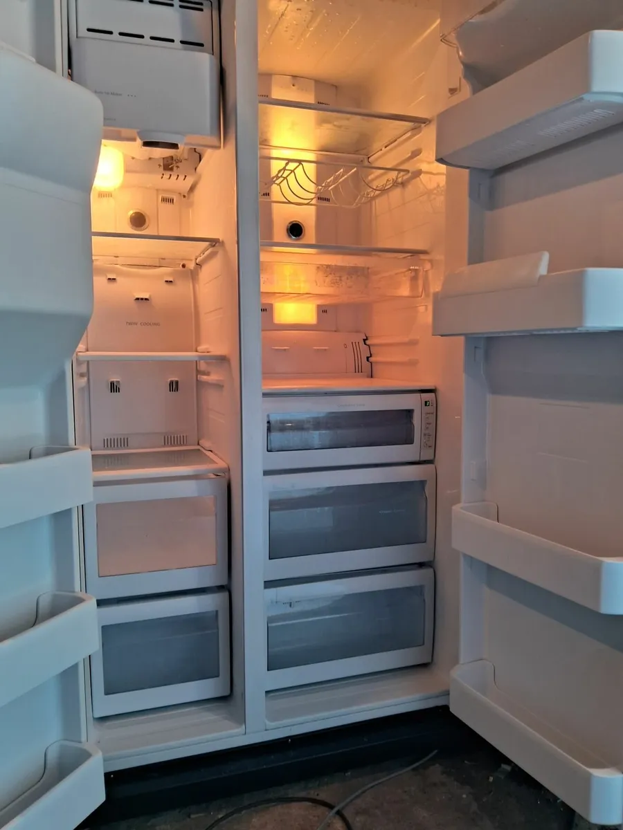 SAMSUNG AMERICAN FRIDGE AND FREEZER - Image 3