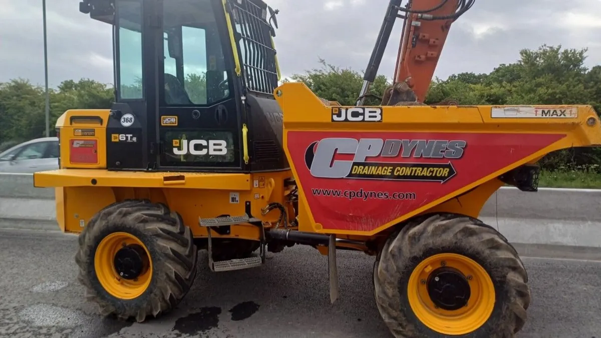 JCB 6FT-2S5 6 TON CABBED ROAD LEGAL STRAIGHT SKIP - Image 1