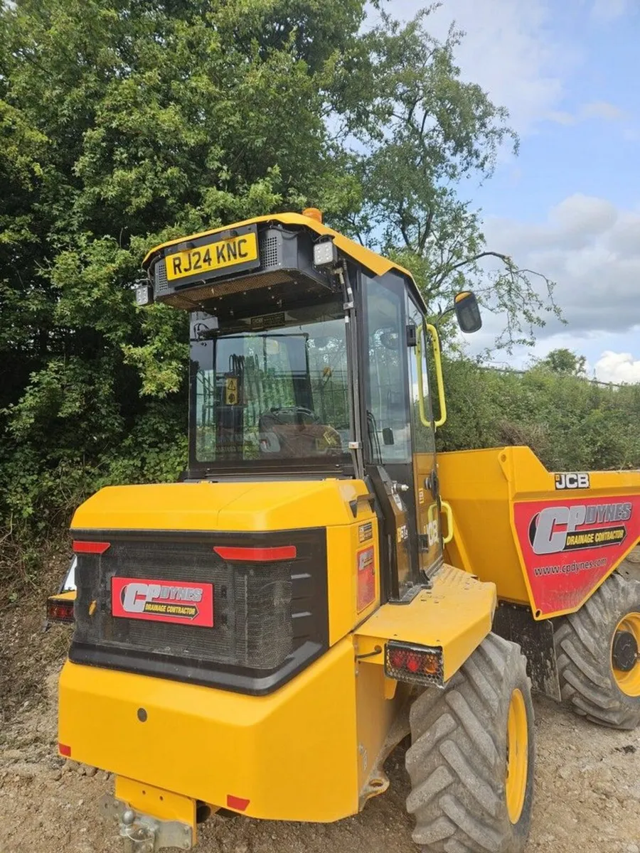JCB 6FT-2S5 6 TON CABBED ROAD LEGAL STRAIGHT SKIP - Image 3