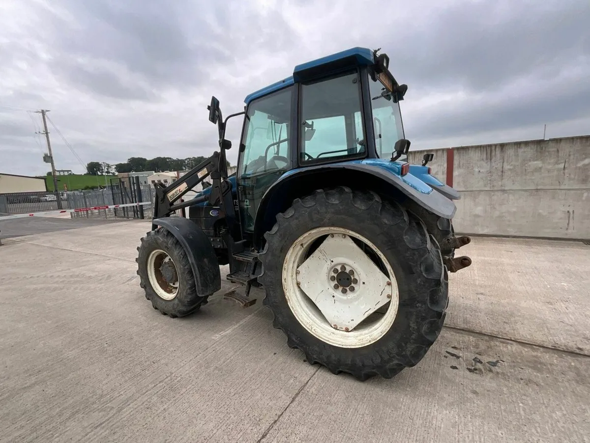 NEW HOLLAND TS110 4WD TRACTOR & FRONT LOADER - Image 4