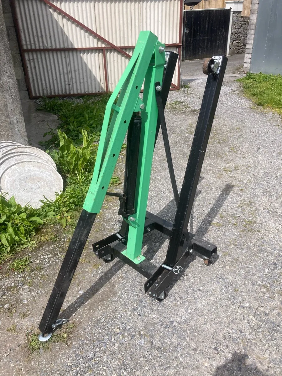 Engine hoist crane