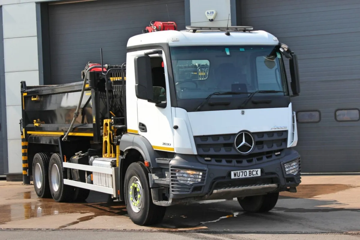 2020 MERCEDES-BENZ AROCS 2630 6X4 TIPPER GRAB - Image 1