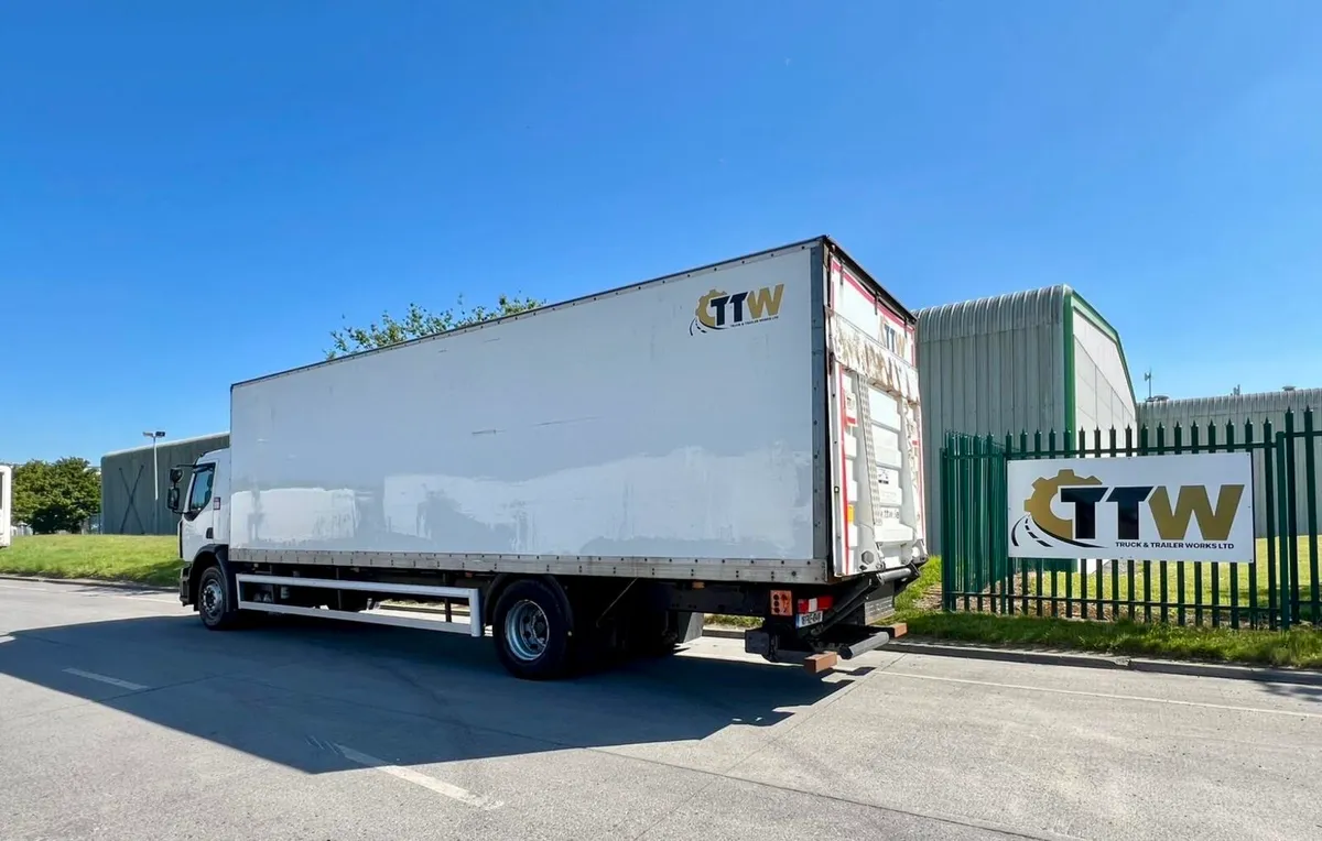 Renault D18 Boxvan With Tail Lift - Image 4