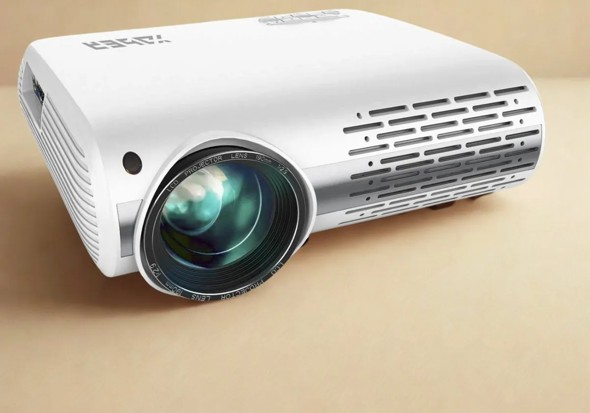 YABER CinemaProjector + Screen + Tripod!! - Image 1
