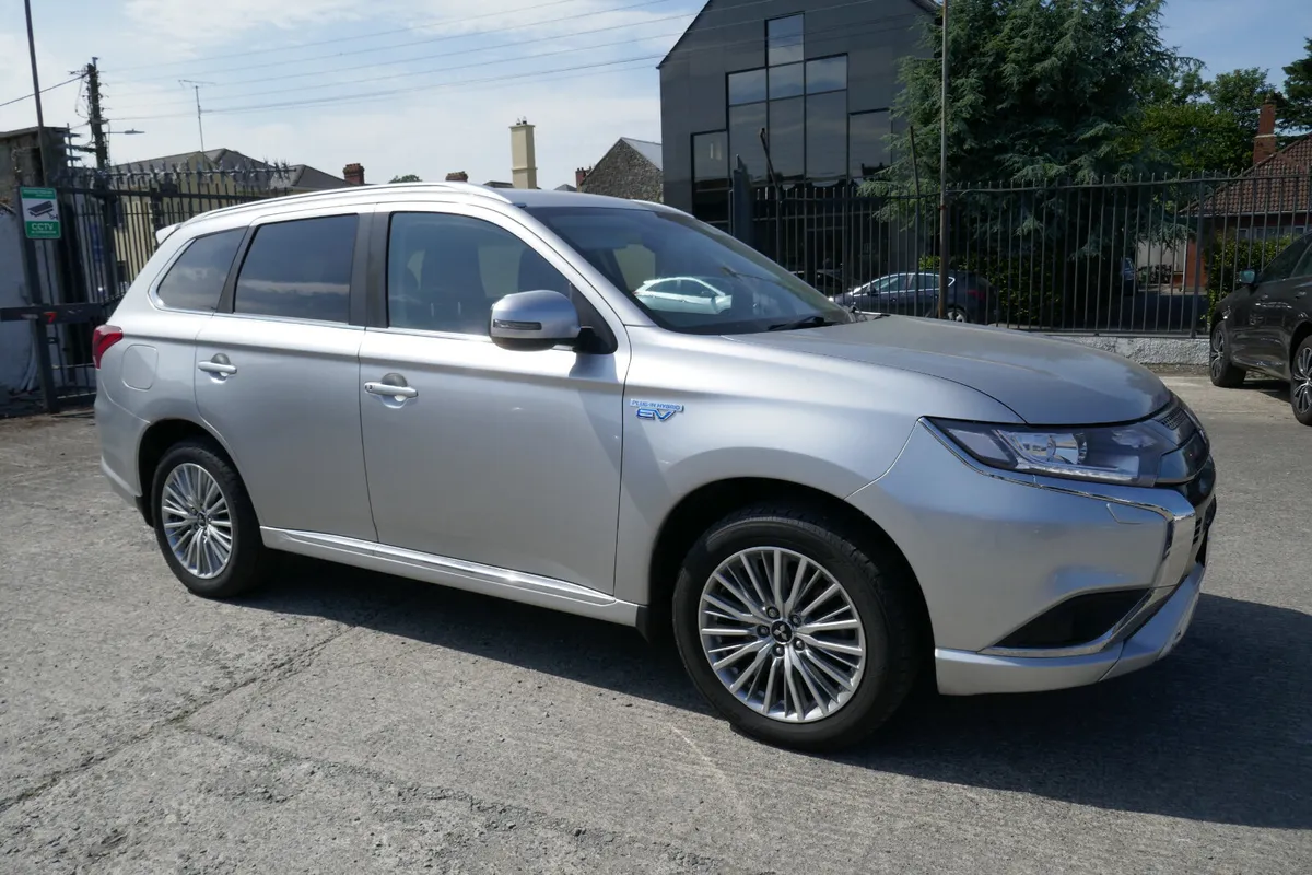 201, MITSUBISHI OUTLANDER 2.4 JURO PHEV 221BHP - Image 2