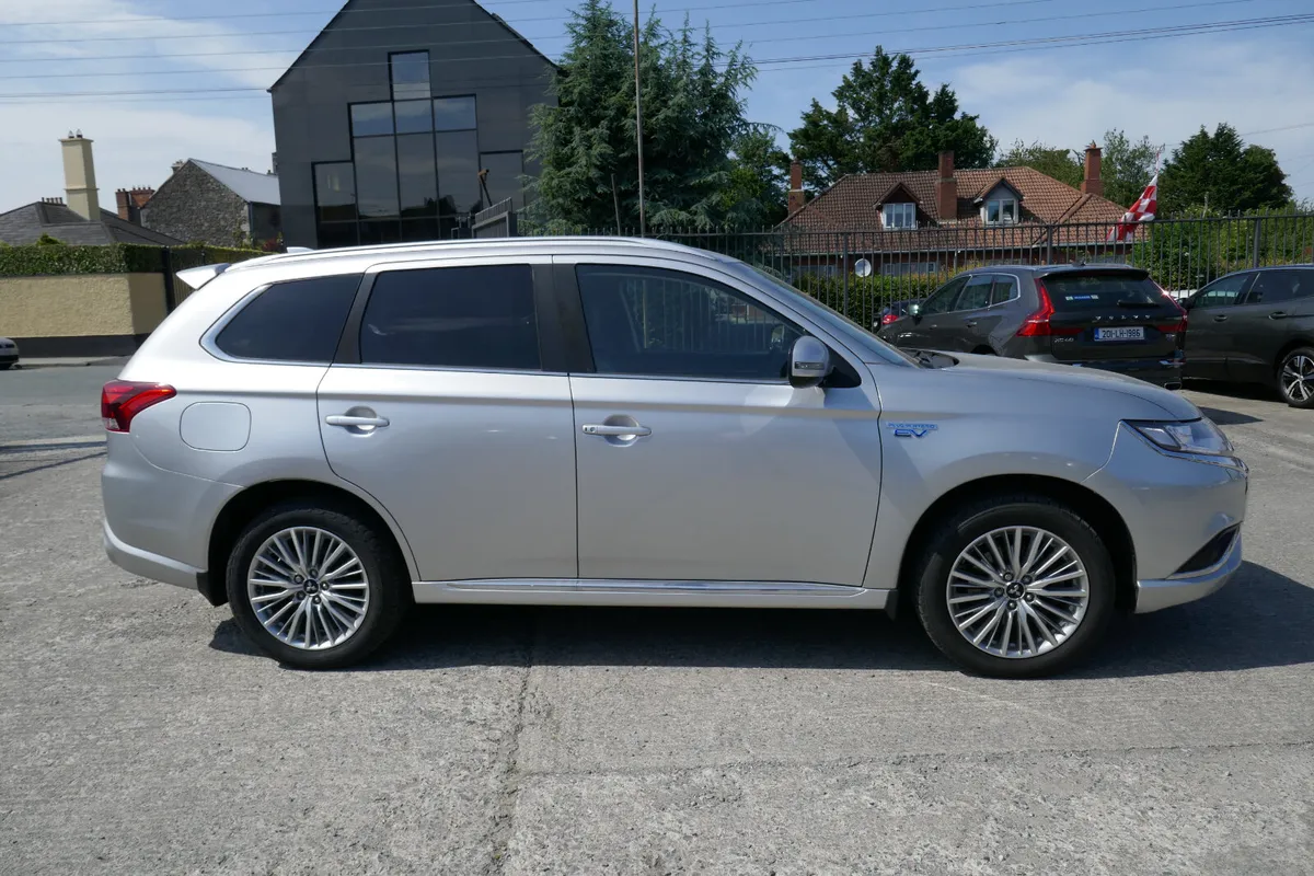 201, MITSUBISHI OUTLANDER 2.4 JURO PHEV 221BHP - Image 3