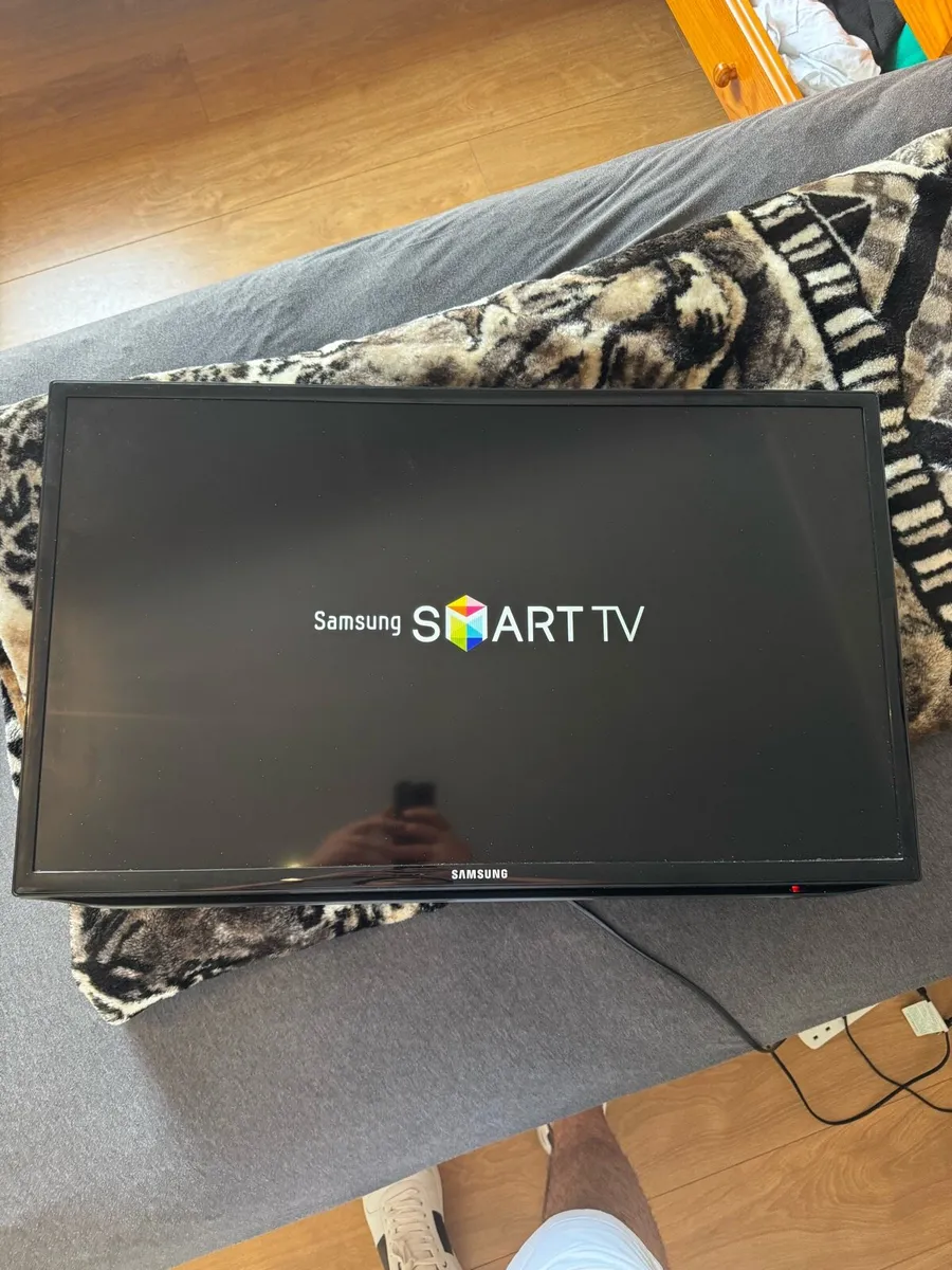 Smart TV 35inch - Image 1