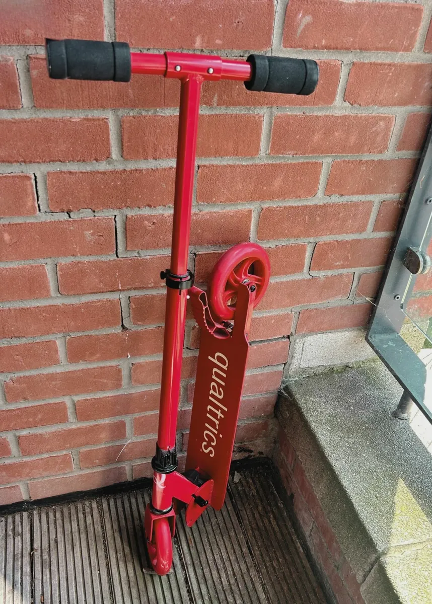 Quality Red Qualtrics Scooter - Image 2