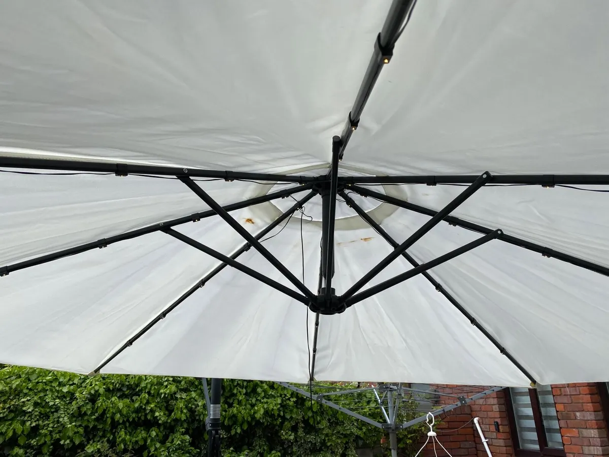 Cantilever Parasol - Image 2