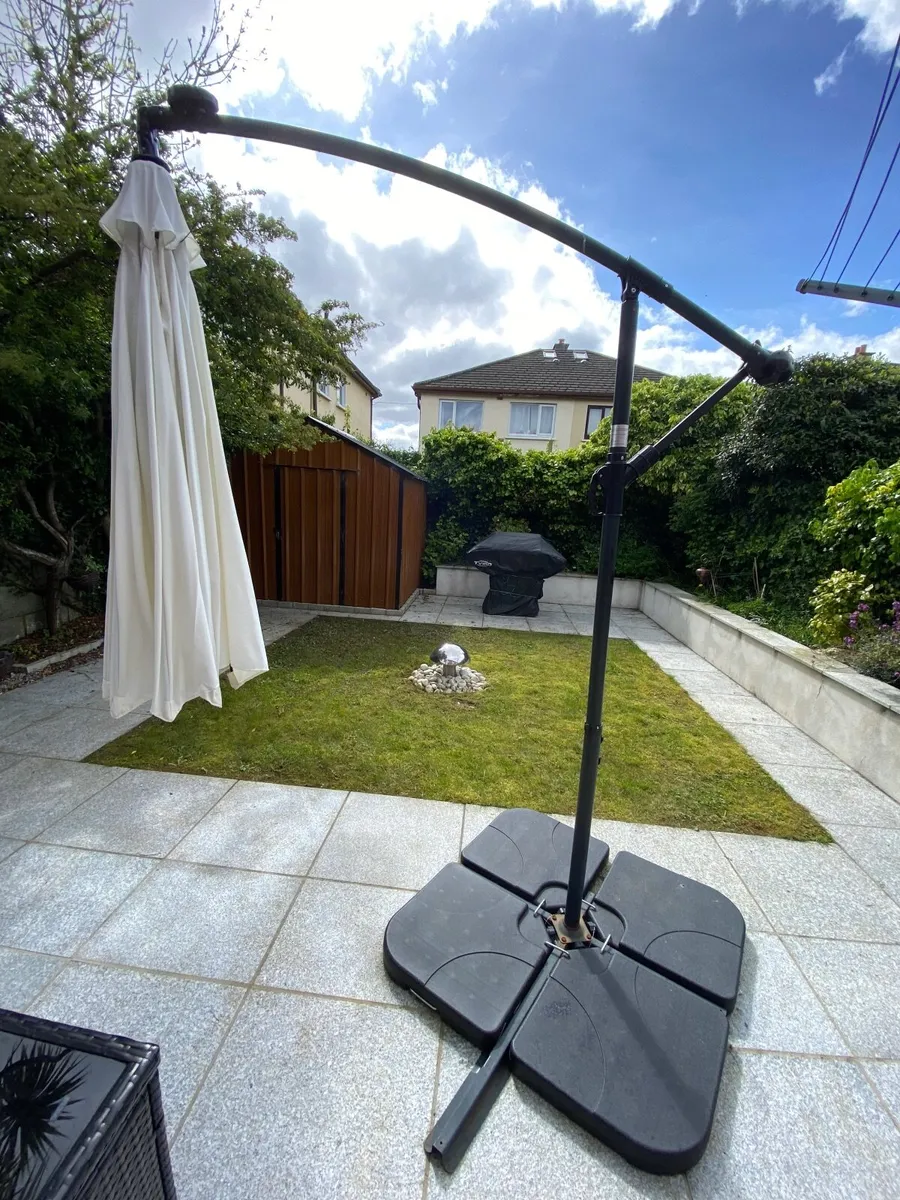 Cantilever Parasol - Image 1