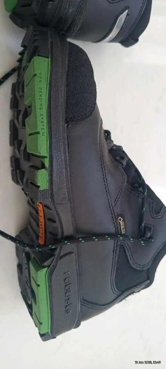 New GORTEX ROBUSTA Safety Boots - Image 1