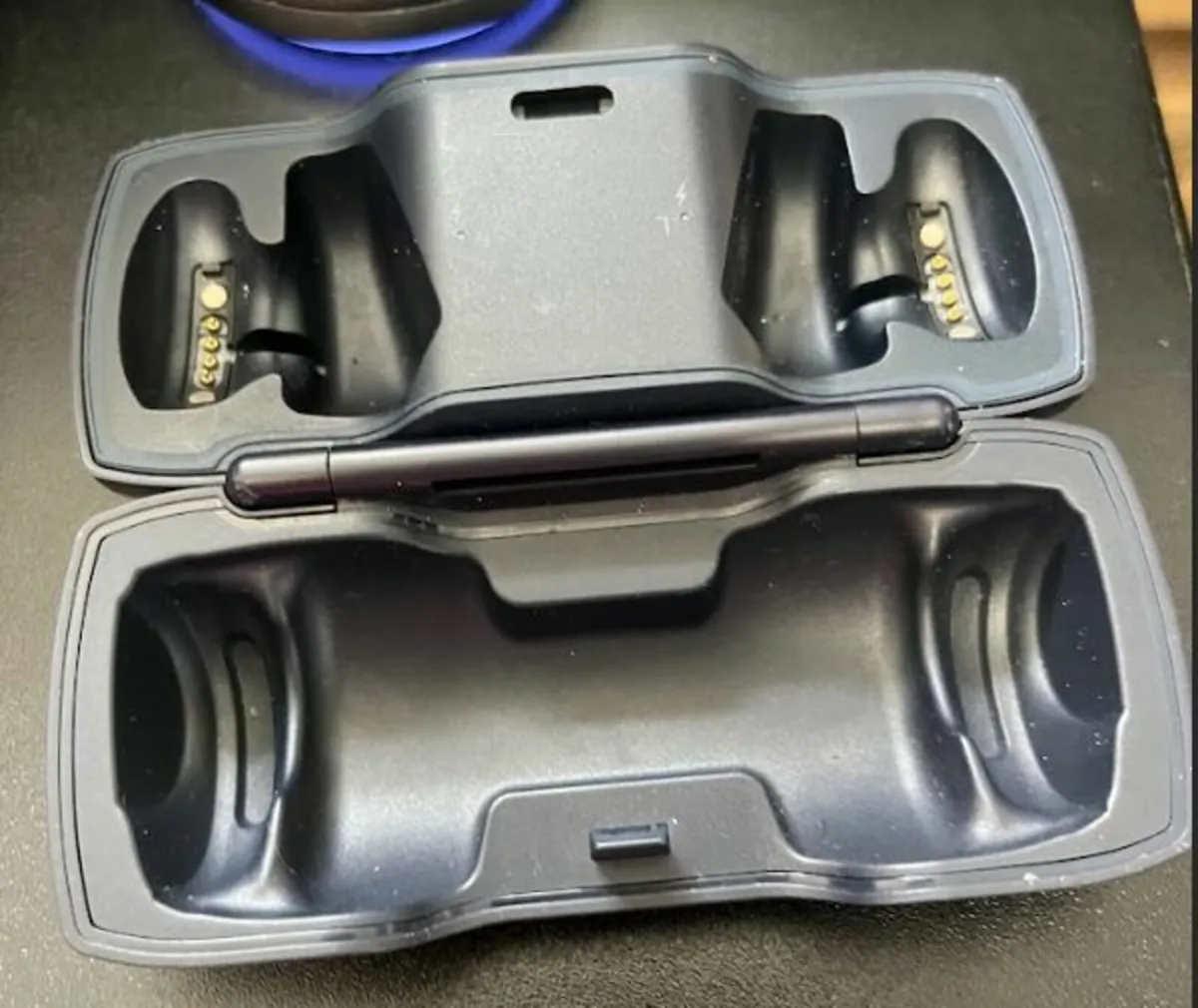 Bose SoundSport Free wireless headphones Charger - Image 1