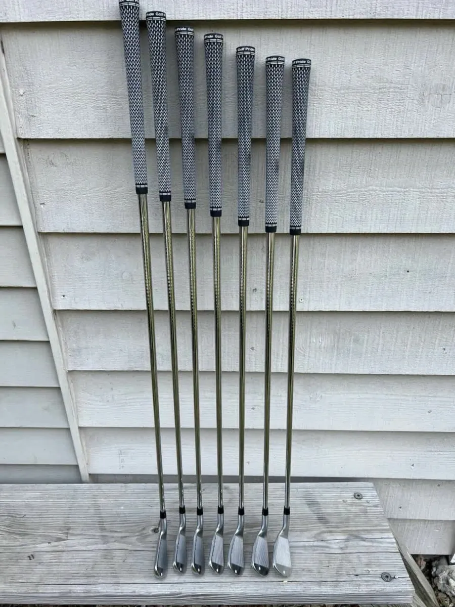 Titleist t200 4-PW, mint condition - Image 1