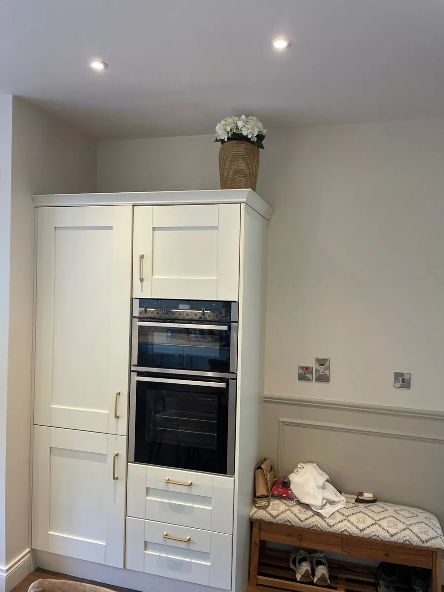 Kitchen units & light fitting - Image 1