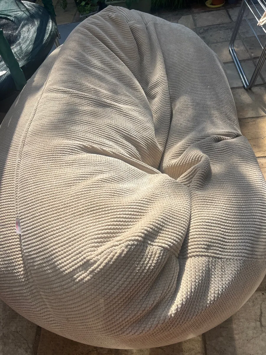 Lounge Pug bean bag - Image 1