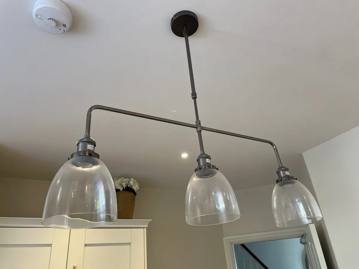 Kitchen units & light fitting - Image 2