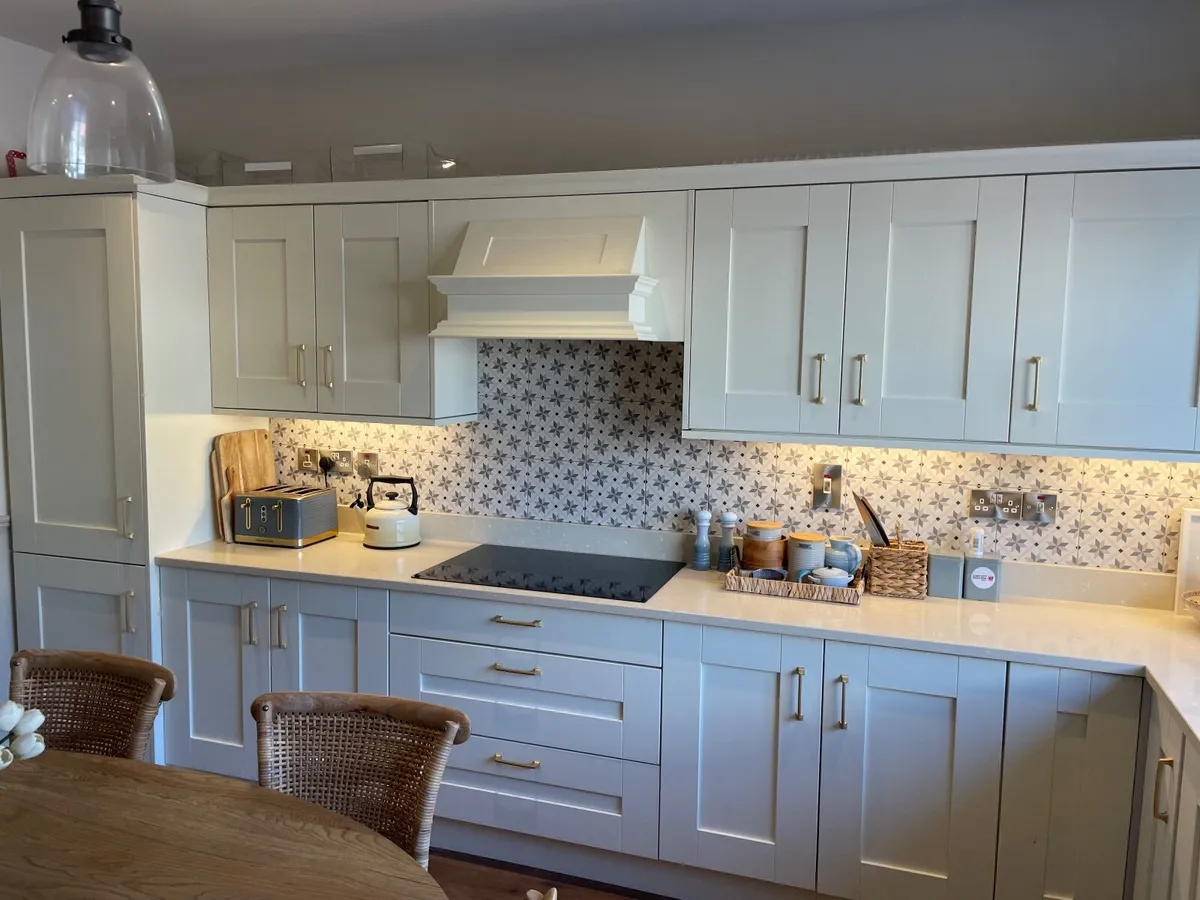 Kitchen units & light fitting - Image 3
