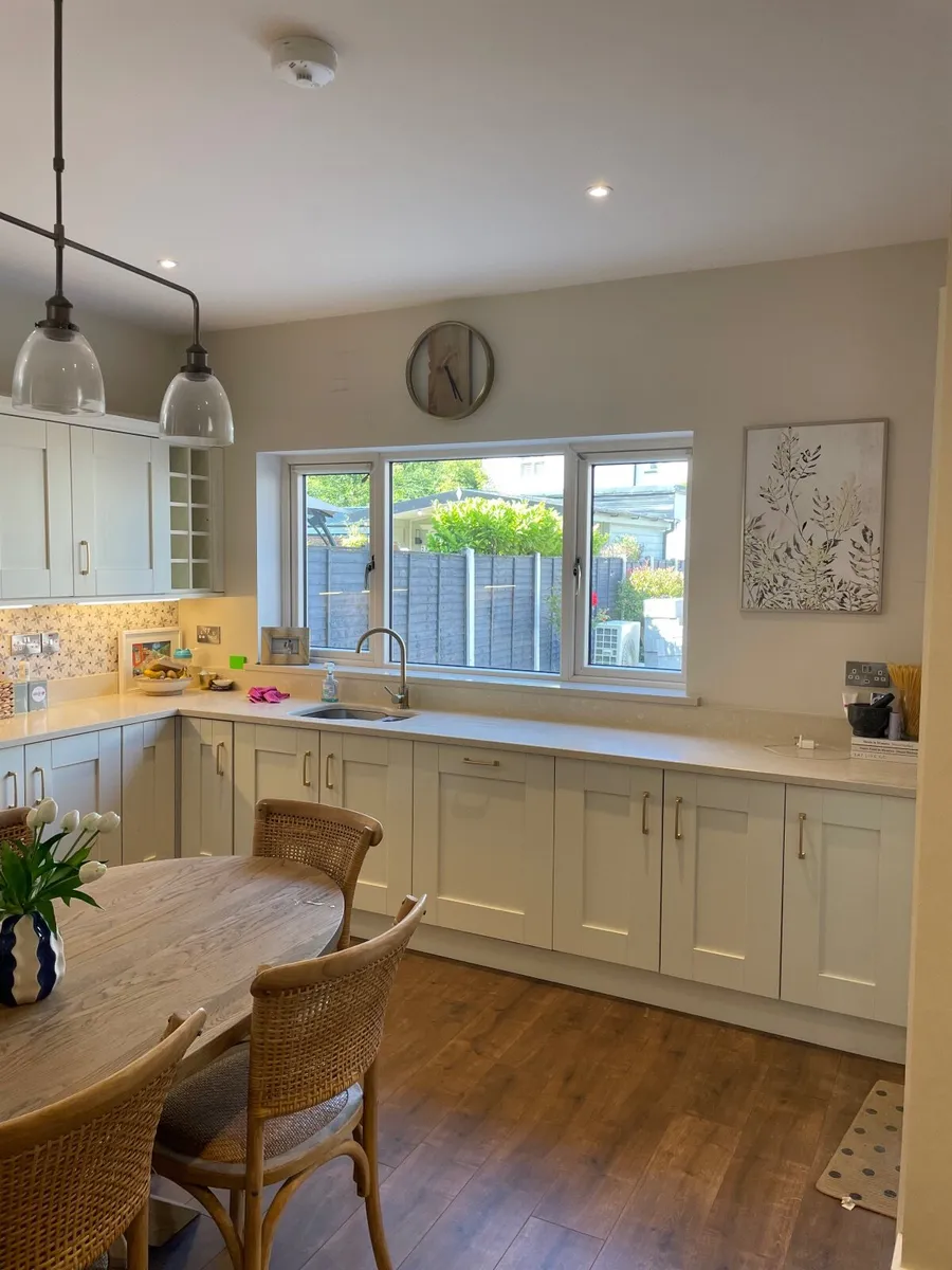 Kitchen units & light fitting - Image 4