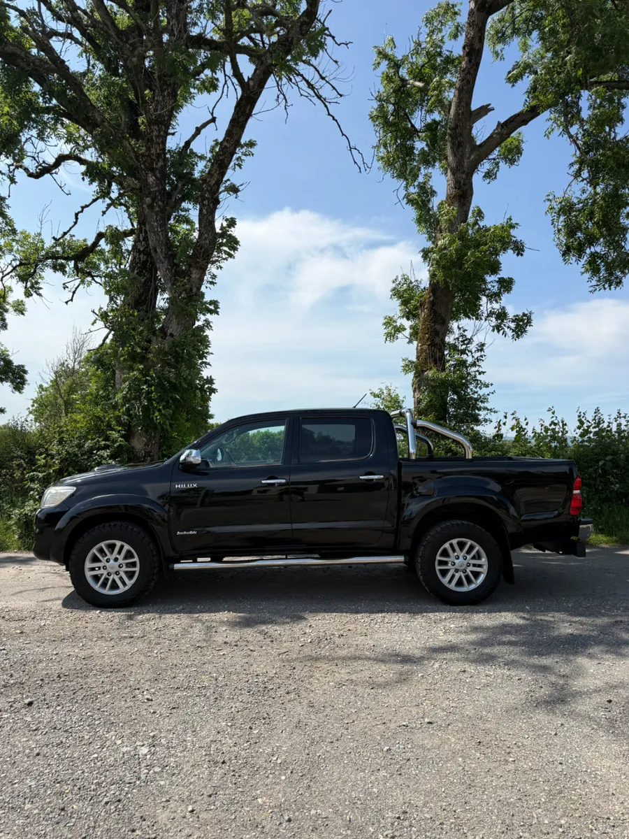 142 Toyota Hilux 3.0 D-4D Invincible 171 *Low Vrt* - Image 2