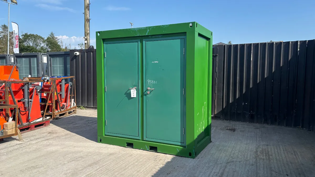 7’ x 4’ Double Toilet Block - Image 1
