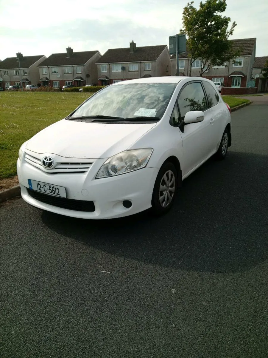 12 Toyota Auris - Image 1