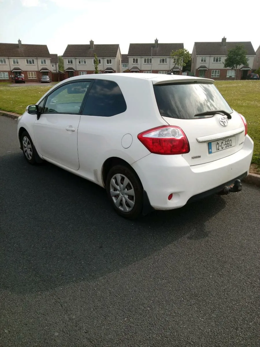 12 Toyota Auris - Image 2