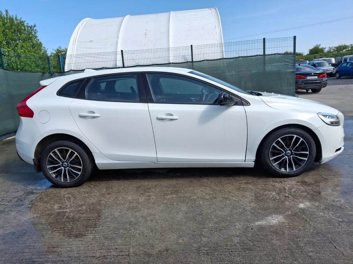 162 Volvo V40 2.0 Diesel .Light Damage - Image 4