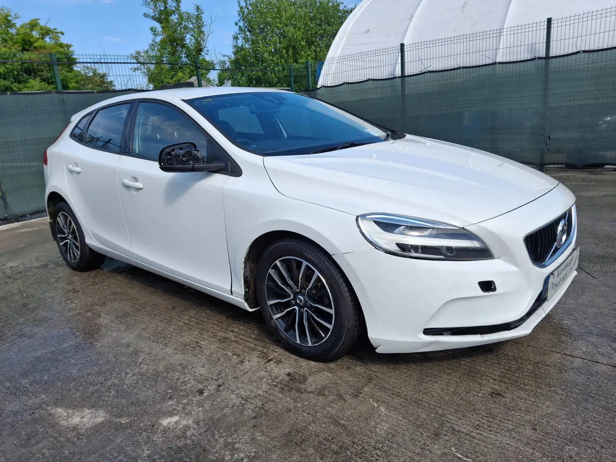 162 Volvo V40 2.0 Diesel .Light Damage - Image 3
