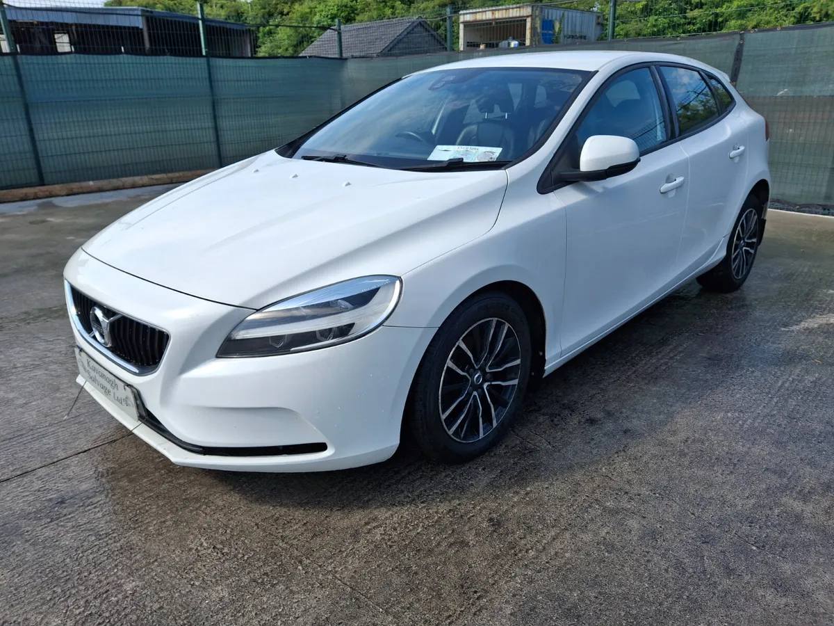 162 Volvo V40 2.0 Diesel .Light Damage - Image 2