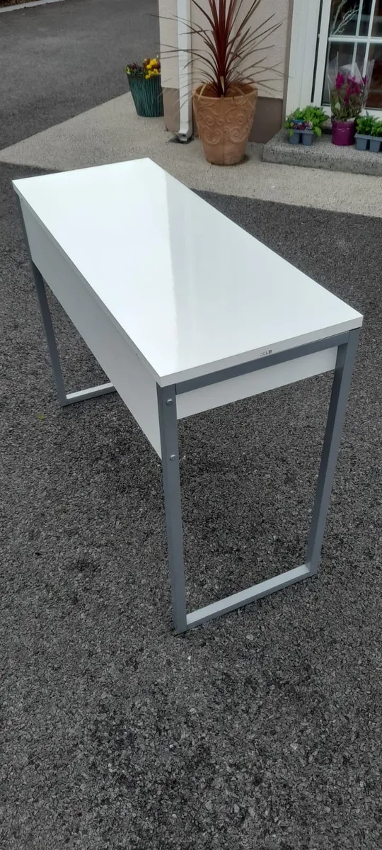 Computer desk - Image 1