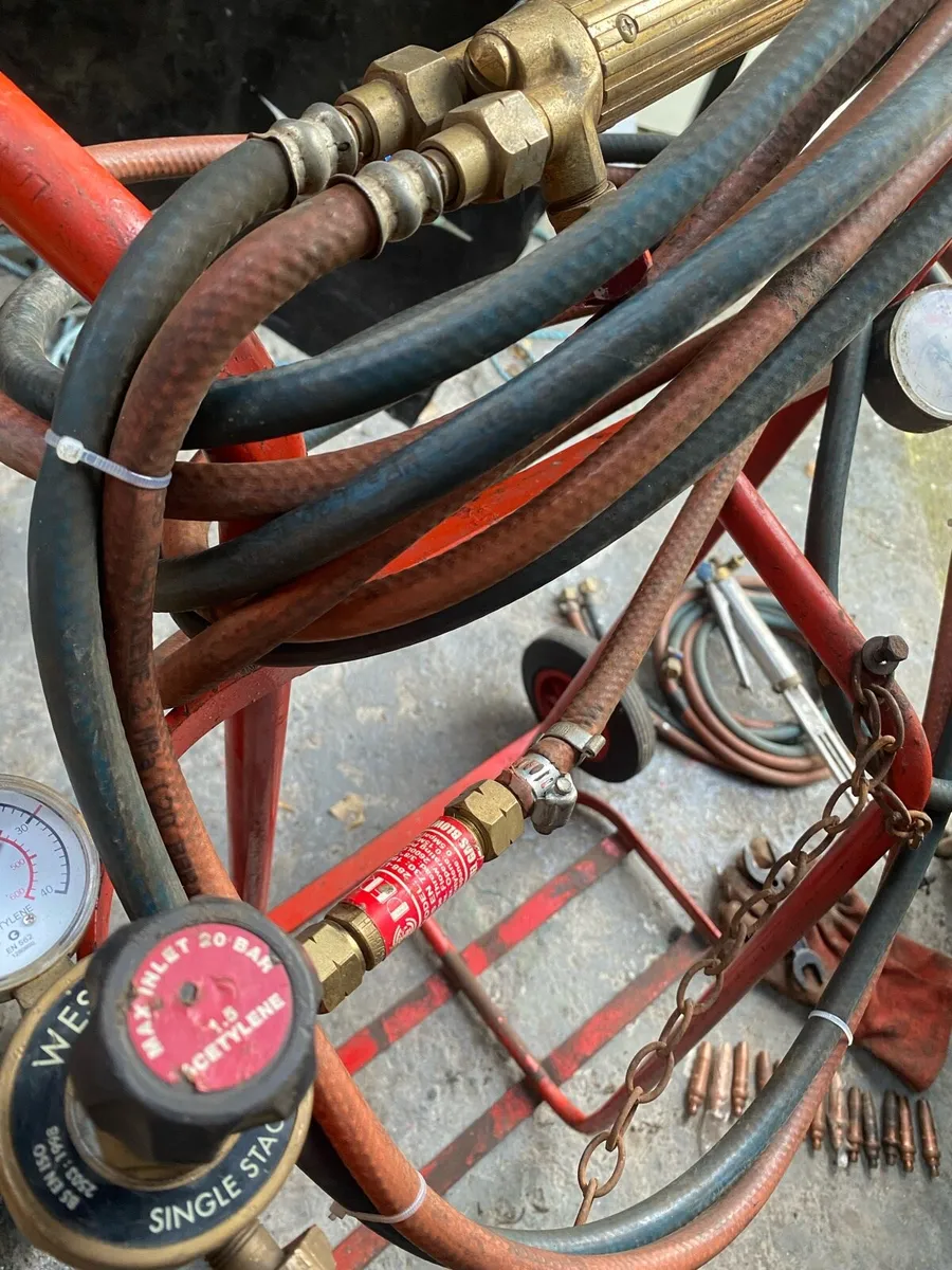 Oxi acetylene cutting set up - Image 1